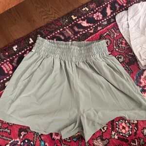 Vuori shorts beige